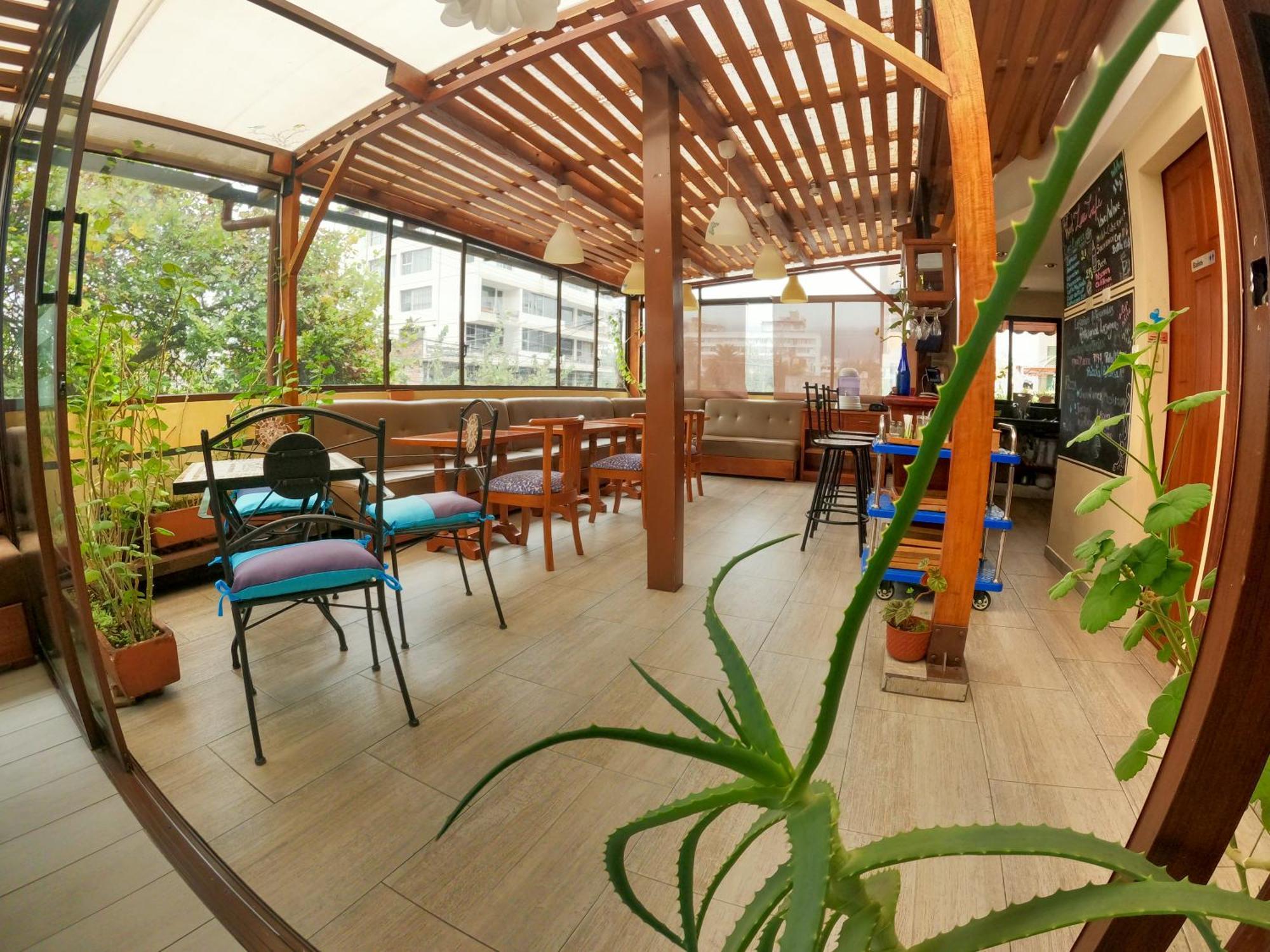 Artplaza Hotel Quito Exterior photo